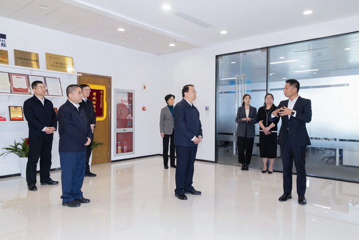 上海市长龚正一行察看AI知名人力资源服务公司尊龙凯时国际的AI赋能人力资源数据动态分析平台